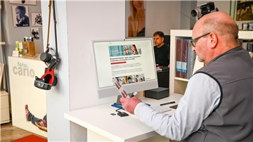 Nur noch digitale Passbilder ab Mai: Die Fotografen Heiko Sandelmann (vorn) und Rainer Braun bereiten sich auf die neuen Regelungen vor. 