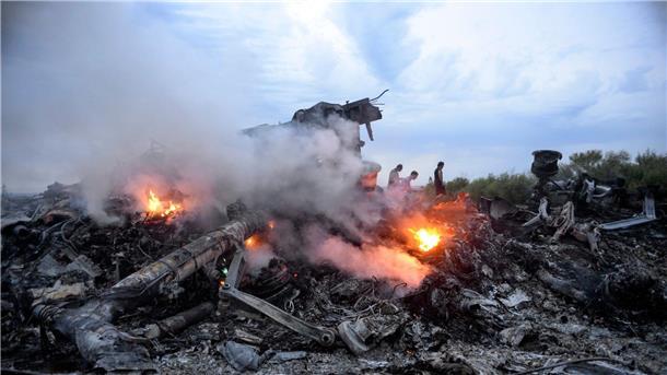 Zehn Jahre Abschuss von Flug MH17 - Gedenken an die Tragödie Nur noch Trümmer: Das Passagierflugzeug mit der Flugnummer MH17 wurde über der Ostukraine abgeschossen. (Archivbild)