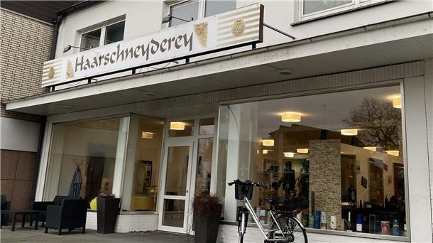 Nur sprachlich wie in alten Zeiten: Die "Haarschneyderey" in Zeven.