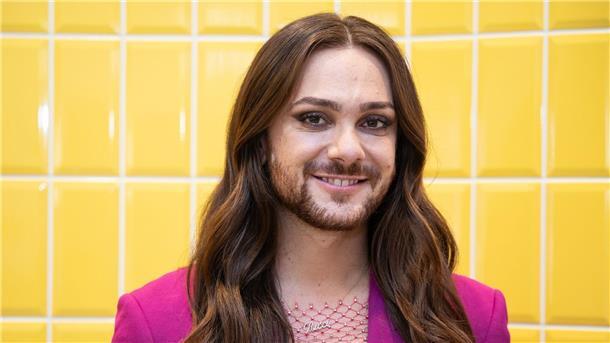 Riccardo Simonetti: Diversität im TV hapert an der Umsetzung „Nur weil eine quoten-diverse Person dabei ist, hat man nicht gleich was für die Community getan“, sagt Moderator Riccardo Simonetti.