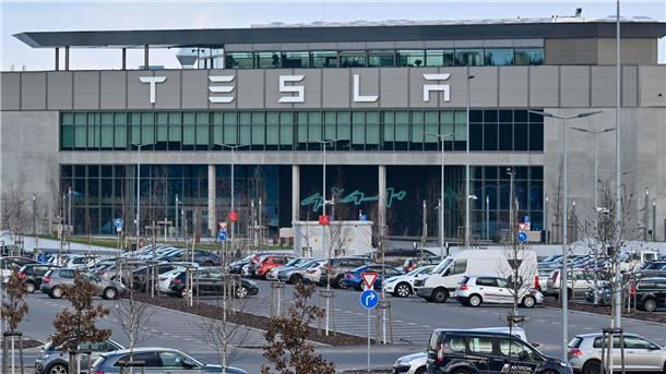 Ermittlungen wegen verfassungsfeindlicher Sabotage Nur wenige Autos von Mitarbeitern der Tesla-Gigafactory Berlin-Brandenburg stehen vor dem Werk.