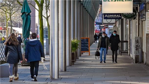 Nur wenige Menschen nutzten das schöne Wetter am Dienstag zu einem Gang durch die Innenstadt. Und nicht jeder hielt sich dabei an die neue Maskenpflicht.