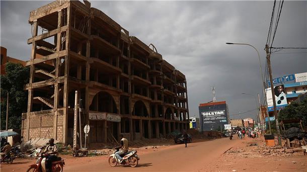 Militärputsch in Burkina Faso: Präsident Damiba abgesetzt Nur wenige Menschen wagten sich am Freitag auf die normalerweise belebten Straßen von Burkina Fasos Hauptstadt Ouagadougou.