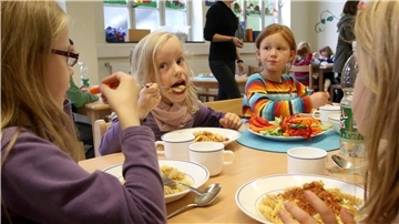 Nutzen Kinder das Ganztagsangebot, steht auch das gemeinsame Mittagessen auf dem Programm, wofür Räume nötig sind.