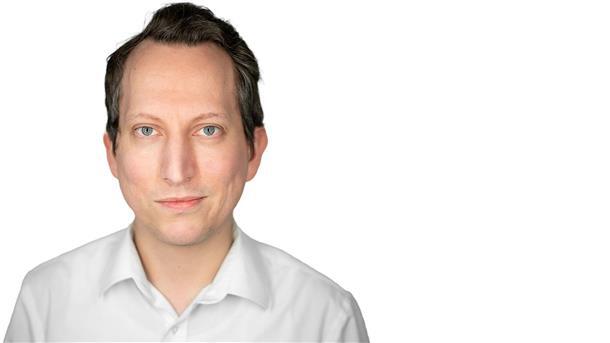 Ein AfD Flyer im Briefkasten, der mich grübeln lässt Mann im weißen Hemd.