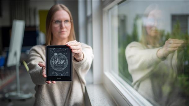 Momos zeitlose Weisheit: Warum sich Michael Endes Märchenroman immer lohnt Katja Gallas hält ein E-Book in die Kamera. Darauf geöffnet: der Buchtitel „Momo“.
