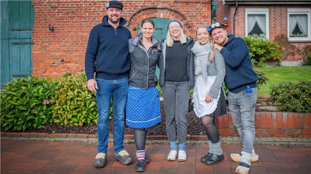 Wie es ist, das erste Mal beim Holtschentanz dabei zu sein NZ-Reporterin Leandra Hanke (Mitte) mit den begeisterten Holtschentänzern und -tänzerinnen Manuel (von links), Wenke, Amelie und Christian.