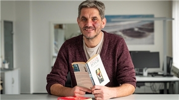NZ-Sportchef Lars Brockbalz legt das Buch „Fever Pitch“ von Nick Hornby nicht nur Fußballfans ans Herz.