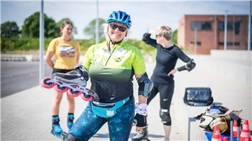 NZ-Sportredakteurin Ute Schröder lässt sich von Gerlind Baum vom TV Loxstedt die Kunst des Inline-Skating erklären.