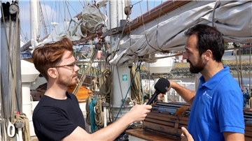NZ-Volontär Levin Meis (links) interviewt Kay van Breemen, Erster Offizier auf der "Gulden Leeuw". Das erste von sechs spannenden Gesprächen.