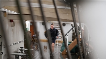 Verrückte Lauf-Challenge im Video: Volontär läuft Marathon auf Schulschiff Ein Mann läuft an Bord der "Seuten Deern" in Bremerhaven einen Marathon.