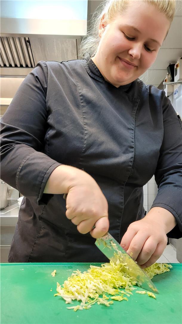 Lotte Lutter kreiert Spitzen-Menü für Deutsche Meisterschaft der Nachwuchsköche Ob als Einzelkämpferin beim Wettbewerb oder – wie hier – in der Teamküche des Badhotels Sternhagen: Die Liebe zum Beruf ist Lotte Lutter anzusehen.