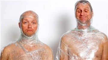Ob das hilft, um frisch zu bleiben? „Innen 20, außen ranzig“ heißt das Comedy-Programm von Fischer & Jung im Theater im Fischereihafen.