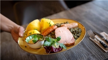 Ob die Gastronomen Steuererleichterungen weitergeben, ist fraglich. (Archivbild)