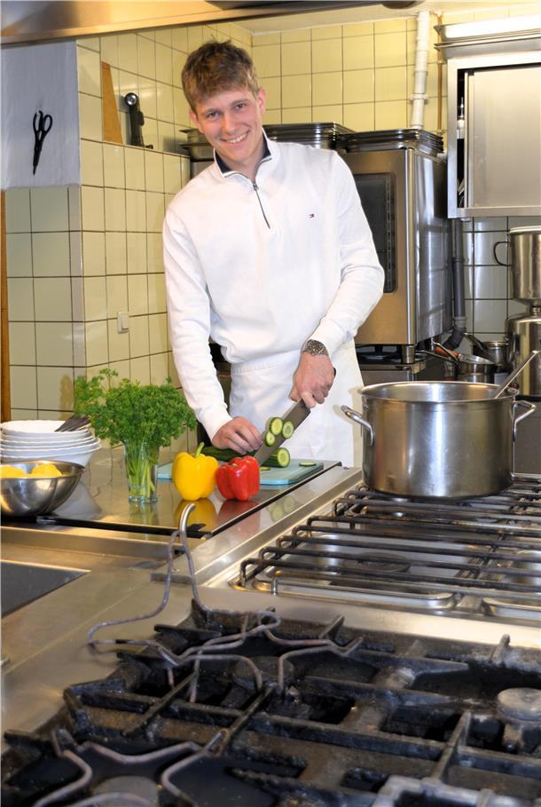 Ob in der Ausbildung oder wie hier in der heimischen Küche in Lintig: Kochen ist Jannis Roes‘ Leidenschaft.