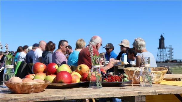 Von Schlick-Olympiade bis Wattoase: Sechs kuriose Geschichten rund ums Wattenmeer Ob - wie hier - an der Wattkante in Dorum-Neufeld oder direkt im Watt zwischen Cuxhaven und Neuwerk: Das Essen schmeckt im Weltnaturerbe nochmal so gut.
