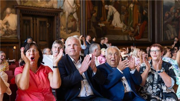 Jüdisch-mittelalterliches Erbe wird neues Unesco-Welterbe Oberbürgermeister Andreas Bausewein (2.v.l., SPD) und Reinhard Schramm, Vorsitzender der Jüdischen Landesgemeinde, nach Bekanntgabe der Entscheidung.