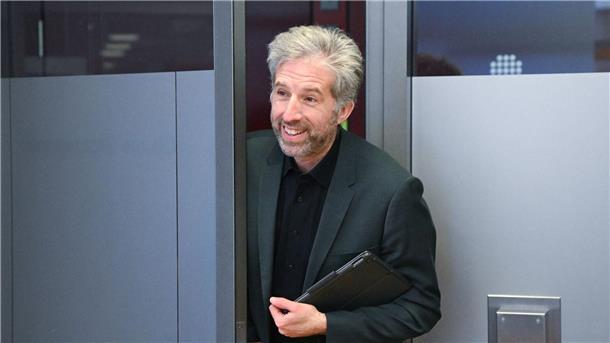 Palmer mischt jetzt bei der Freien Wähler Vereinigung mit Oberbürgermeister Boris Palmer kommt zur Pressekonferenz im Tübinger Landratsamt.