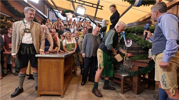 190. Oktoberfest: „Gegen die Krisen der Welt“ Oberbürgermeister Dieter Reiter hat das erste Fass angestochen.