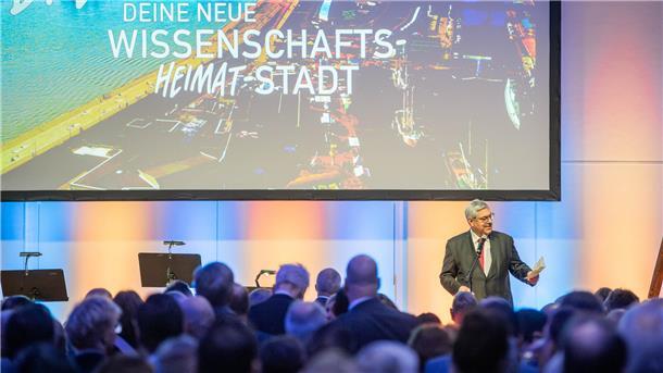 Oberbürgermeister Melf Grantz hielt in diesem Jahr eine Ansprache, bevor die 500 Gäste einen kurzen Film über Bremerhaven als Wissenschaftsstadt sahen.
