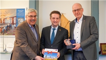 Oberbürgermeister Melf Grantz (links) und Stadtverordnetenvorsteher Thorsten von Haaren (rechts) begrüßten den portugiesischen Generalkonsul Vasco Seruya in Bremerhaven.