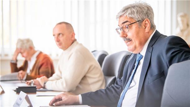 Oberbürgermeister Melf Grantz (vorn) informiert die Medienvertreter über die Maßnahmen zur Viruseindämmung.