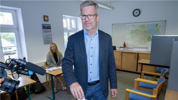Entscheid gegen Unterbringung: Greifswalder OB will Dialog Oberbürgermeister Stefan Fassbinder stimmt beim Bürgerentscheid über die Containerunterkünfte in Greifswald ab.