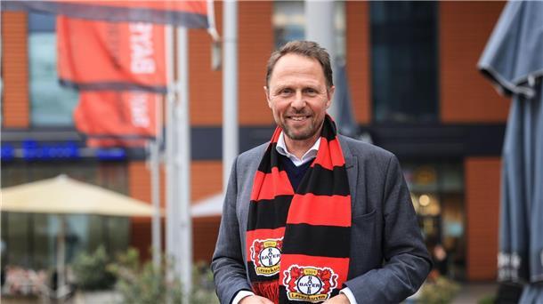 Oberbürgermeister Uwe Richrath mit Bayer-Fanschal.