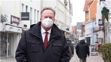 Oberbürgermeister Uwe Santjer (SPD) wartet auf eine neue bundeseinheitliche Regelung, ehe er mit Cuxhaven als Landesmodellregion an den Start gehen wird.
