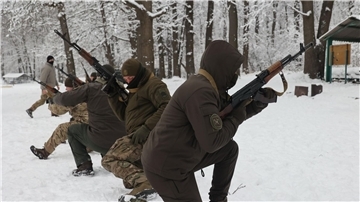 Oberfeldwebel der Einheiten des Operativen und Territorialen Kommandos Ost der ukrainischen Nationalgarde erhalten eine Spezialausbildung unter Feldbedingungen.