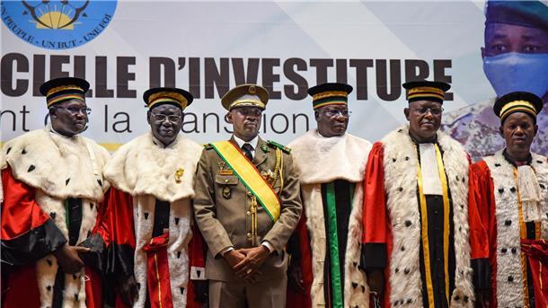 Militärjunta in Mali lässt über neue Verfassung abstimmen Oberst Assimi Goita (M) bei seiner Vereidigung als neuer Übergangspräsident von Mali im Juni 2021.
