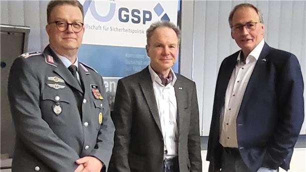 Vortrag der GSP Elbe-Weser: Wie Drohnen die Kriegsführung verändern Oberstleutnant Michael Karl (von links) war als Referent bei der GSP Sektion Elbe-Weser zu Gast. Unser Foto zeigt ihn mit dem stellvertretenden Sektionsleiter Axel Loos und Sektionsleiter Werner Hinrichs.