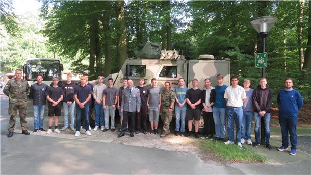 Oberstleutnant Stephan Brune begrüßt den neuen Ausbildungsjahrgang im Materialwirtschaftszentrum Einsatz der Bundeswehr.