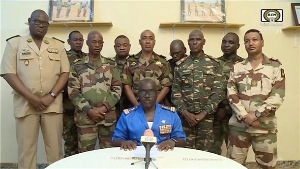 Putschisten entmachten Präsidenten in Niger Oberstmajor Amadou Abdramane (vorne) gibt in Niamey eine Erklärung ab.