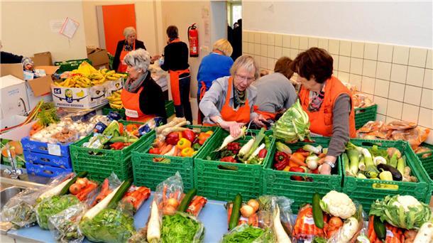 Freiwillige Helfer verteilen Obst und Gemüse bei der Loxstedter Tafel