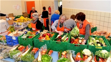 Freiwillige Helfer verteilen Obst und Gemüse bei der Loxstedter Tafel