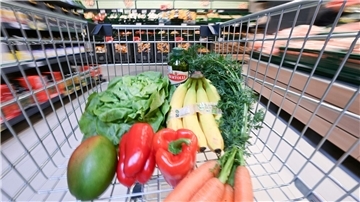 Obst und Gemüse liegen in einem Einkaufswagen. Eine Einkaufsliste kann helfen, nur das einzupacken, was man wirklich braucht.
