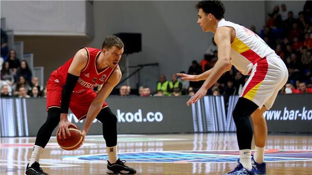 Dominanter Weltmeister: Basketballer können für EM planen Obst zeigte sich gewohnt treffsicher von der Dreipunktelinie.