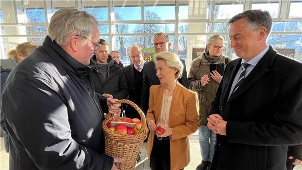 Bauernproteste: Heute Morgen wird der Hafen in Bremerhaven blockiert Obstbauern-Chef Jens Stechmann (links) trifft sich im Stadeum mit EU-Kommissionspräsidentin Ursula von der Leyen und dem Europaabgeordneten David McAllister.