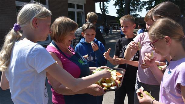 Das Foto zeigt, wie Schüler sich am Obst bedienen. 