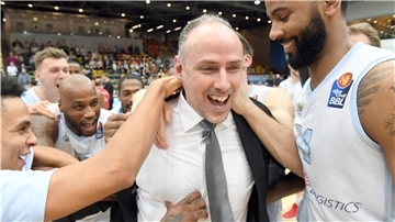 Obwohl Michael Mai einige Siege mit den Eisbären holen konnte, reichte es am Ende nicht für den Klassenerhalt. Als Trainer und sportlicher Leiter soll der 44-Jährige den Neuanfang in der ProA in seine Hände nehmen.