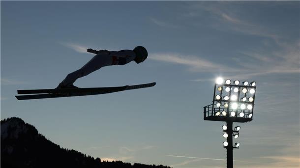 Skispringerinnen verzichten nach Stürzen auf Olympia-Test Österreichs Skispringerinnen verzichten nach dem Sturz ihrer Landsfrau Eva Pinkelnig auf den Großschanzenwettbewerb. (Archivbild)