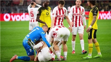 Kölner Schmerz nach „doppelter Niederlage“ beim BVB Offenbar schwer verletzt: Timo Hübers umringt von seinen Kölner Mitspielern