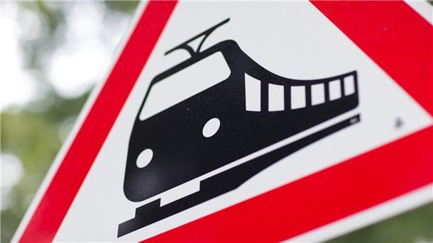 Ein Warnschild, das eine Bahn zeigt. 
