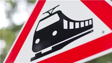 Ein Warnschild, das eine Bahn zeigt. 