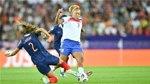 Oft eng bewacht: Englands Starspielerin Lauren James (r).