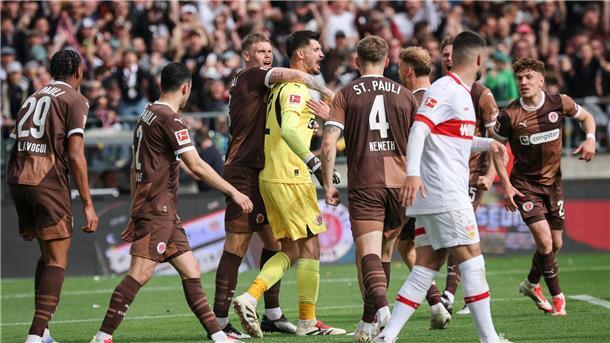 FC St. Pauli muss auf Rettung warten: 0:1 gegen Stuttgart Oft im Mittelpunkt und bester St. Pauli-Mann: Torwart Nikola Vasilj (M).