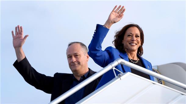 Kandidatin der Demokraten: Wer ist Kamala Harris? Oft neben der demokratischen US-Präsidentschaftskandidatin Kamala Harris: Ihr Ehemann Doug Emhoff, der seit 2021 der erste Second Gentleman des Landes ist. (Archivbild)