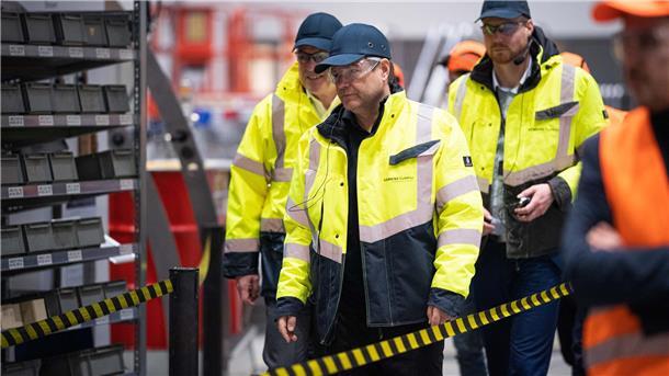 Ohne Ausnahme: Auch Bundeswirtschaftsminister Robert Habeck (vorn) wird bei seinem Besuch in den Produktionshallen von Siemens Gamesa in Cuxhaven mit Schutzbrille, Sicherheitsjacke und Käppi ausgestattet.