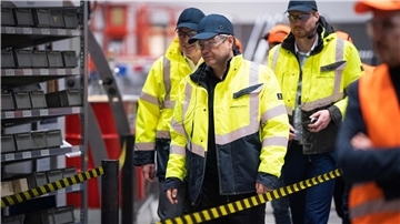 Ohne Ausnahme: Auch Bundeswirtschaftsminister Robert Habeck (vorn) wird bei seinem Besuch in den Produktionshallen von Siemens Gamesa in Cuxhaven mit Schutzbrille, Sicherheitsjacke und Käppi ausgestattet.